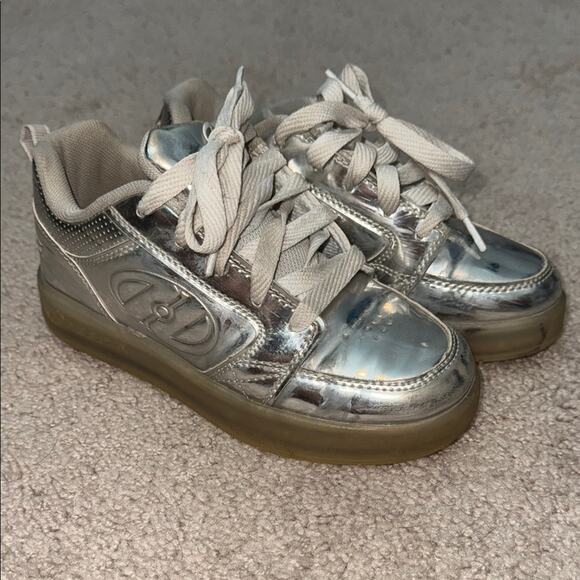 Heelys Premium 1 Lo Metallic Silver Chrome Sneakers Youth 3 - Picture 1 of 7